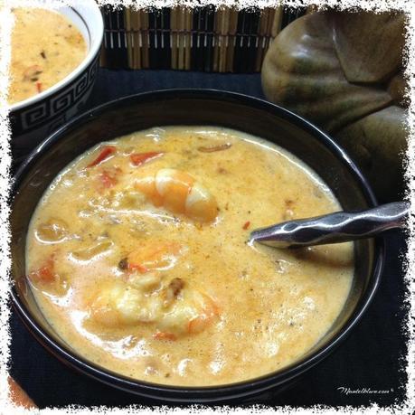 Sopa de leche de coco con langostinos y anacardos