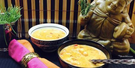Sopa de leche de coco con langostinos y anacardos