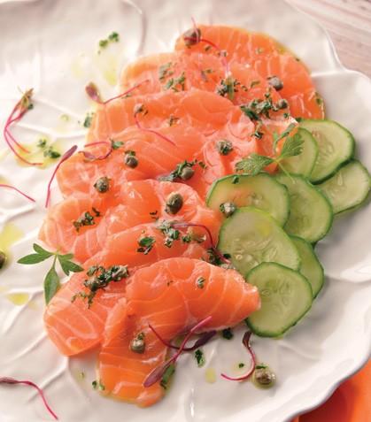 Carpaccio de salmón con vinagreta de alcaparras