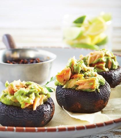 Hongos rellenos de salmón y guacamole