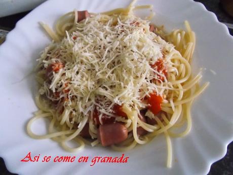 Espaguetis con salchichas Espaguetis con salchichas