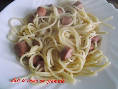 Espaguetis con salchichas Espaguetis con salchichas