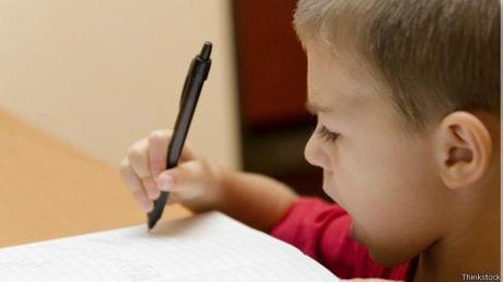 Las sorprendentes consecuencias de dejar de escribir a mano Investigaciones apuntan que aprender a escribir a mano puede ayudar a aprender a leer.