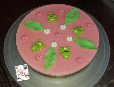 TARTA TRES CHOCOLATES CON EL CHOCOLATE BLANCO TEÑIDO DE ROSA DE MI AMIGA FATIMA