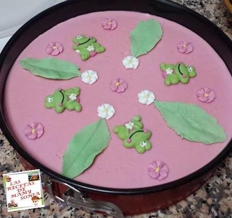 TARTA TRES CHOCOLATES CON EL CHOCOLATE BLANCO TEÑIDO DE ROSA DE MI AMIGA FATIMA