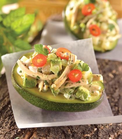 Aguacates con pollo y verduras