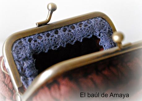 MONEDERO DE TRAPILLO MARRON CON BOOQUILLA CUADRADA