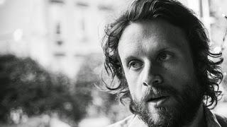 Escucha a Father John Misty versionar 'Heart-shaped Box' de Nirvana