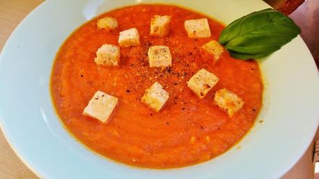Crema de tomate con tofu y picatostes