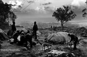 Campamento de inmigrantes en el Monte Gurugú, con Melilla al fondo / Javier Bauluz - Periodismo Humano