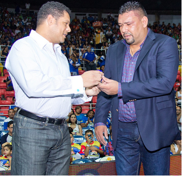 Abreu le entregó el reconocimiento a su colega, Carlos Silva