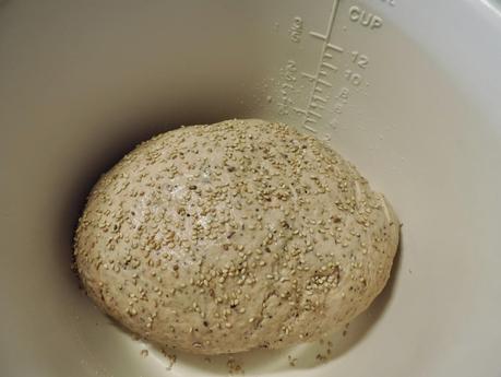 Pan integral de tomate con semillas de linaza, amapola y sésamo en olla programable.