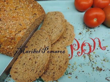 Pan integral de tomate con semillas de linaza, amapola y sésamo en olla programable.