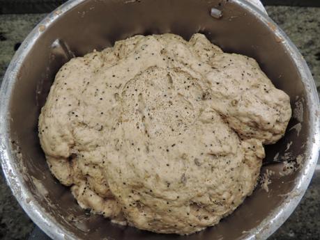 Pan integral de tomate con semillas de linaza, amapola y sésamo en olla programable.