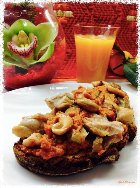 Tosta de pollo sobre salsa de pesto rojo