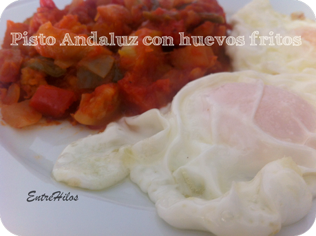 pisto andaluz con huevos fritos