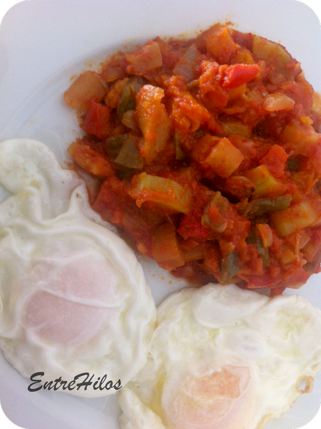 pisto andaluz con huevos fritos