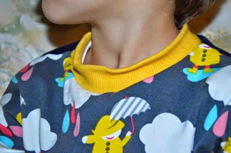 Camiseta cantando bajo la lluvia