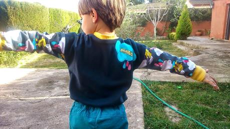 Camiseta cantando bajo la lluvia