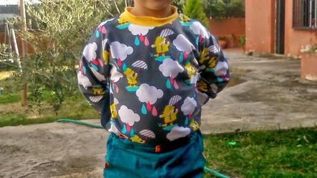 Camiseta cantando bajo la lluvia