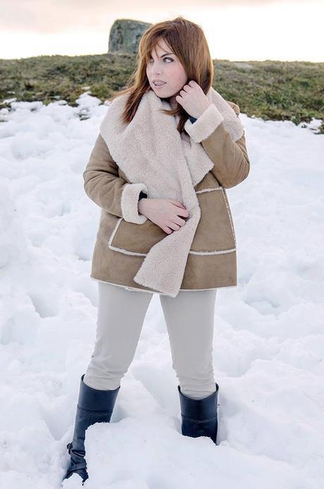 Look para la nieve con shearling jacket