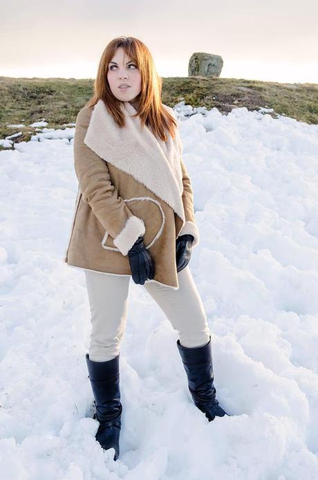 Look para la nieve con shearling jacket