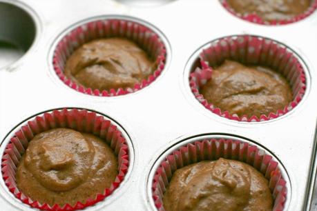 Cupcakes melosos de chocolate rellenos de fresa