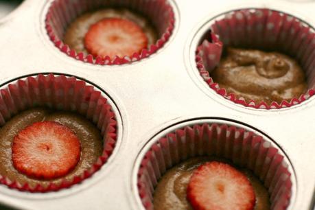 Cupcakes melosos de chocolate rellenos de fresa Cupcakes melosos de chocolate rellenos de fresa