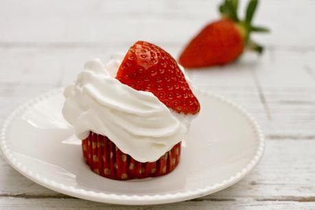 Cupcakes melosos de chocolate rellenos de fresa