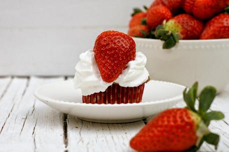 Cupcakes melosos de chocolate rellenos de fresa