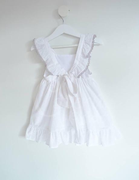 ES UNA VERGÜENZA Y BLANCO ES UNA VERGÜENZA Y BLANCO