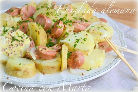Receta casera de ensalada alemana, con patatas, salchichas y mostaza. Fácil y rápida.