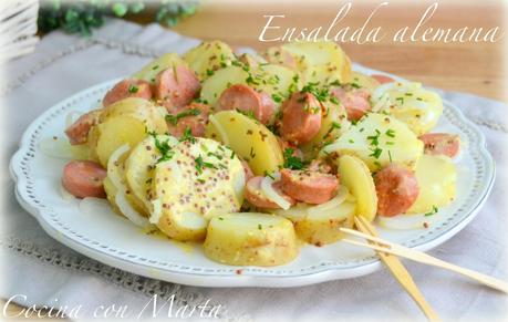Receta casera de ensalada alemana, con patatas, salchichas y mostaza. Fácil y rápida.