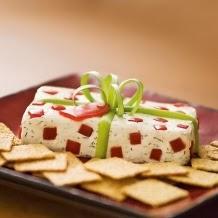 25 super ideas para decorar la comida en Navidad christmas-package-cheese-snack-holiday-recipe-photo-420-FF0108EFEA501