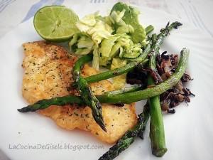 Filet de merluza con esparragos trigueros.