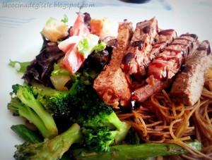 Solomo a la parrilla con fideos de arroz y vegetales