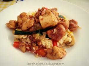 Pollo con arroz y vegetales (tipo chino)