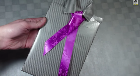 Como envolver un regalo en forma de camisa. DIY