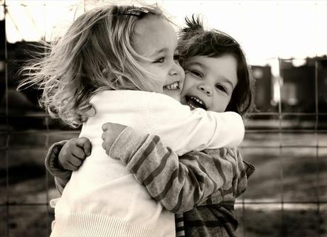 UN LUNES DE SÓLIDOS ABRAZOS