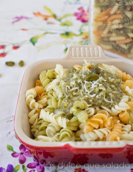 Hélices con pesto de alcaparras y pistachos