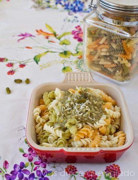 Hélices con pesto de alcaparras y pistachos