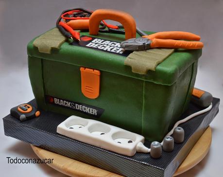 TARTA CAJA DE HERRAMIENTAS CON CUBIERTA DE MAZAPÁN