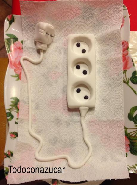 TARTA CAJA DE HERRAMIENTAS CON CUBIERTA DE MAZAPÁN