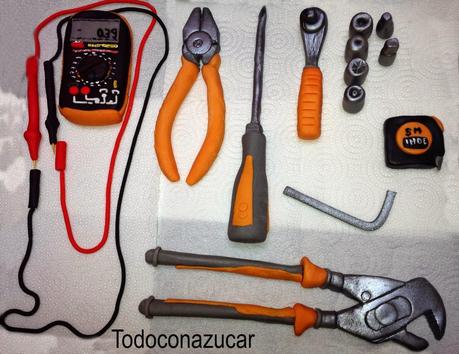 TARTA CAJA DE HERRAMIENTAS CON CUBIERTA DE MAZAPÁN