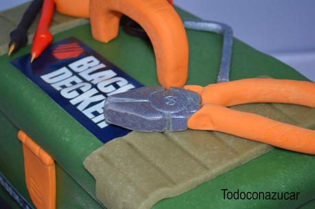 TARTA CAJA DE HERRAMIENTAS CON CUBIERTA DE MAZAPÁN