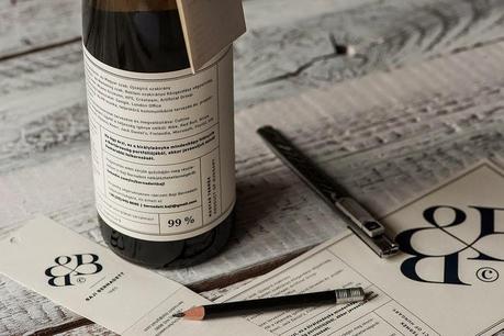 Currículum convertido en etiqueta de vino