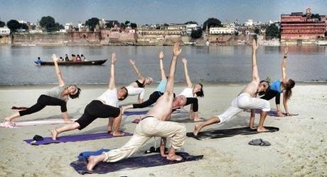 Yoga en Varanasi a orillas del Ganges
