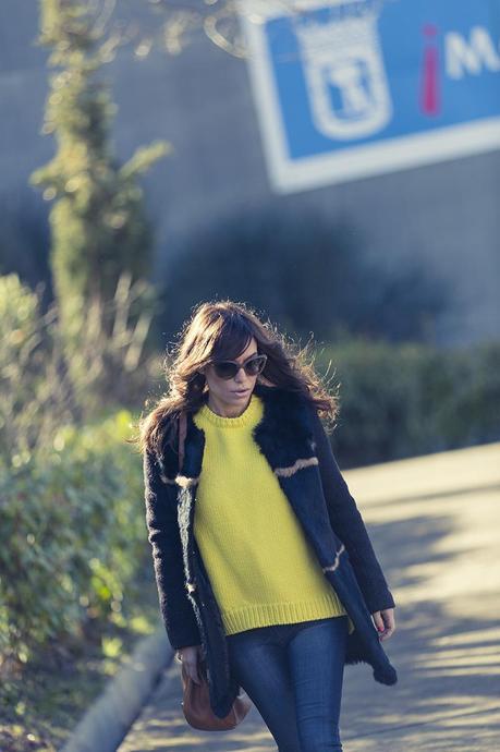 street style barbara crespo yellow zara sweater hake coat the corner sneakers fashion blogger outfit blog de moda