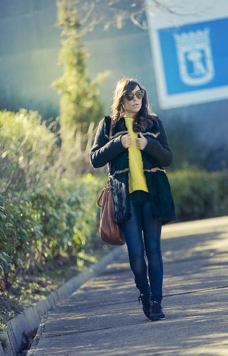 street style barbara crespo yellow zara sweater hake coat the corner sneakers fashion blogger outfit blog de moda