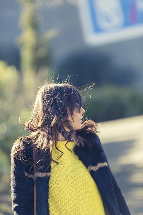 street style barbara crespo yellow zara sweater hake coat the corner sneakers fashion blogger outfit blog de moda